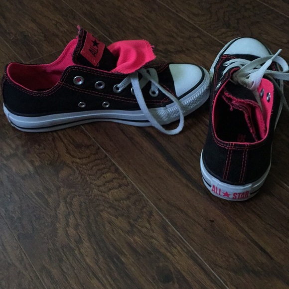 Converse Women’s Size 5 - Picture 2 of 7